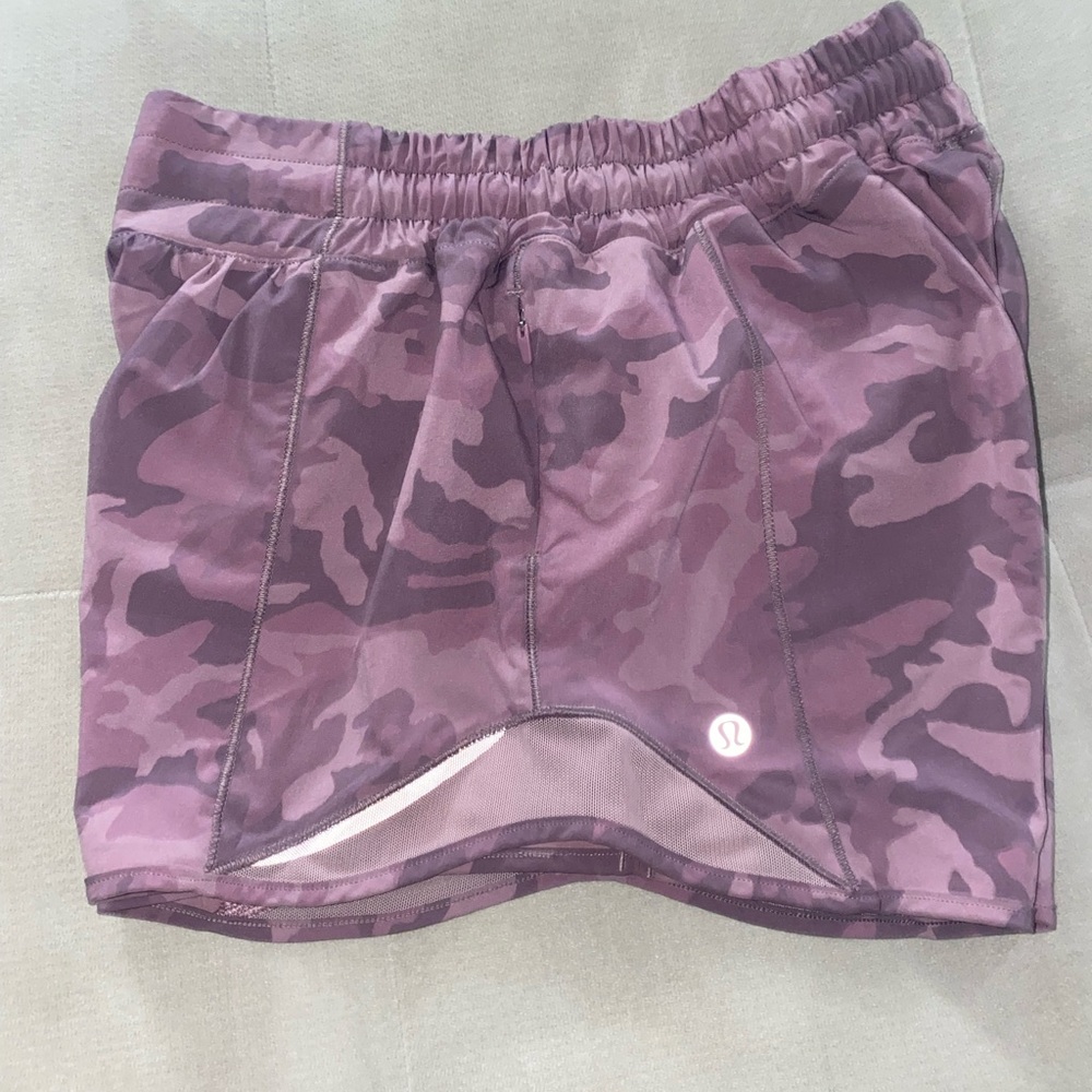 Lululemon hotty hot low rise short 2.5